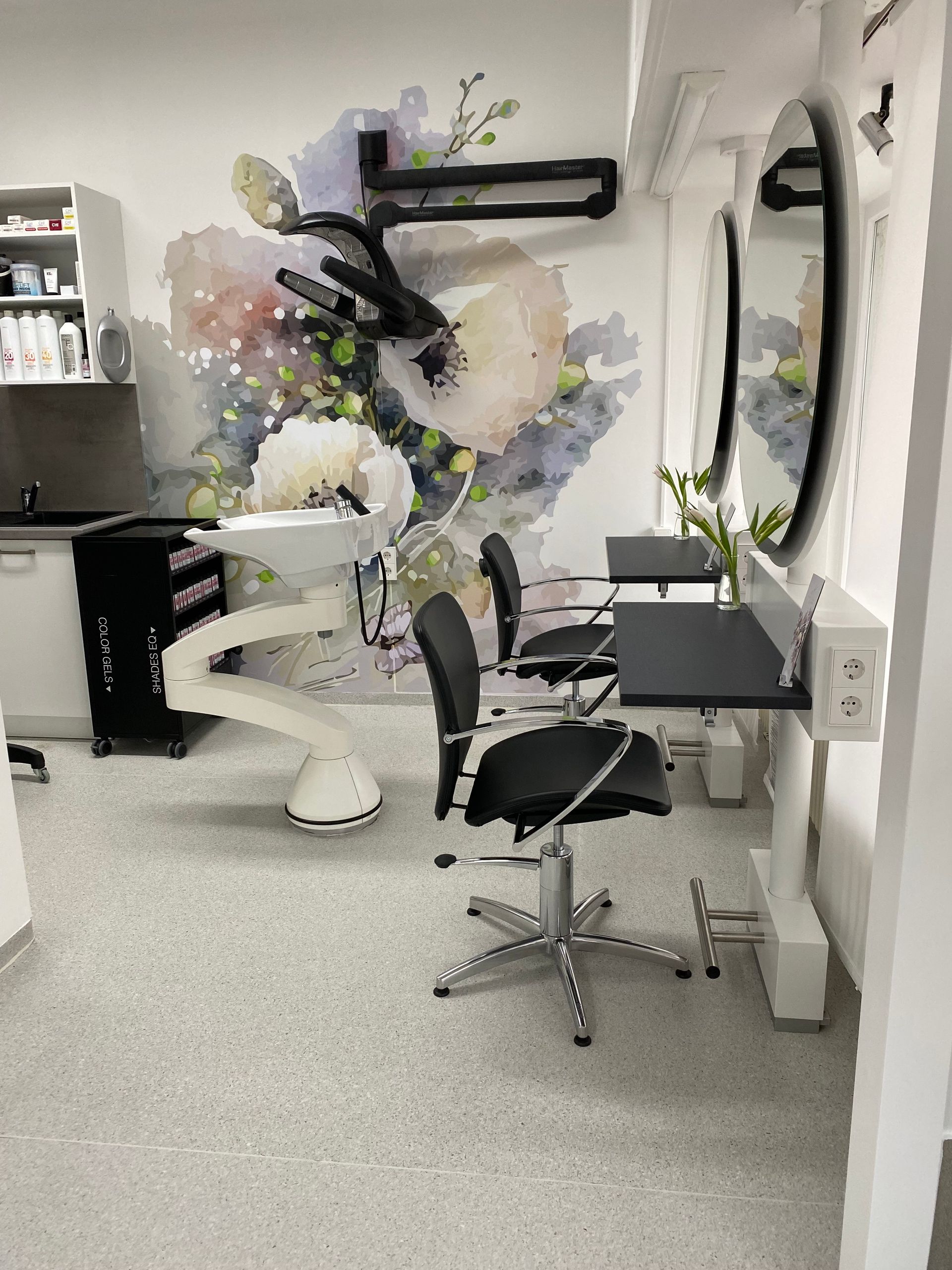 Floraler Frisierplatz im Salon