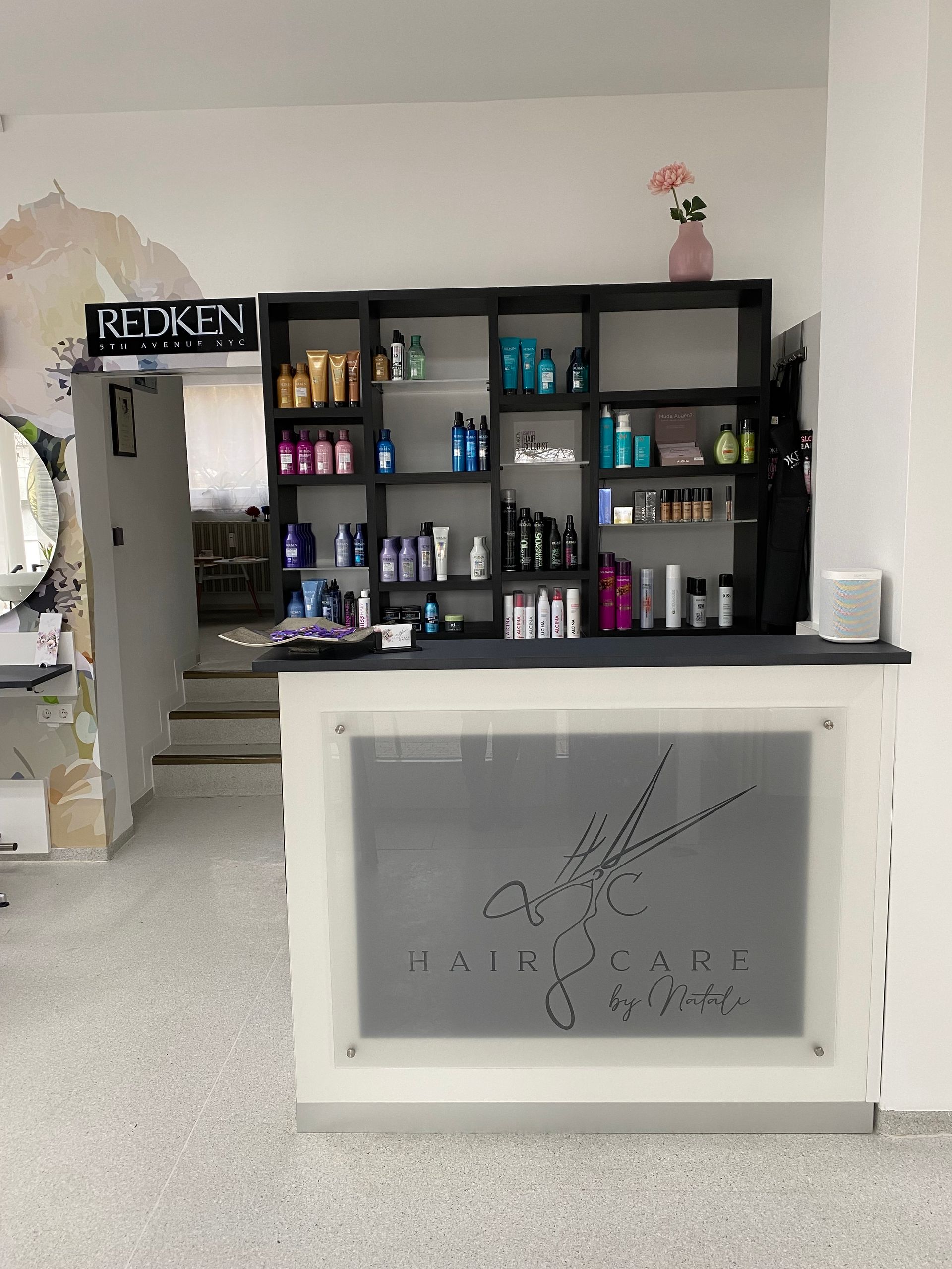 Empfangsbereich mit Haircare by Natali Logo